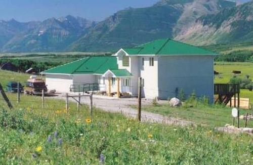 Twin Butte Villa | Sleeps 16-5 mins from Waterton Entrance-WCV-C