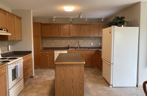 Twin Butte House | Sleeps 26- 5 mins from Waterton Entrance WCV -A&C