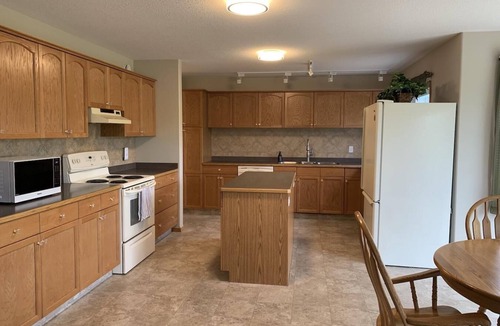 Twin Butte House | Sleeps 26- 5 mins from Waterton Entrance WCV -A&C