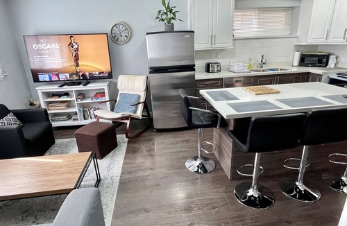 Hastings Apartment | Sleeps 5 Clean & Cozy Hastings Sunrise Suite