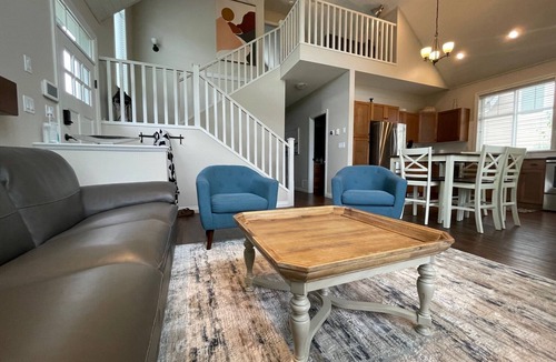 Osoyoos Cottage | Sleeps 8 | Close to pool | Boat Slip Included!