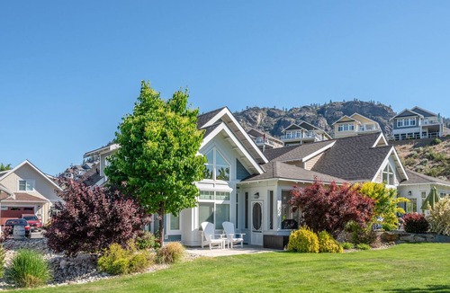 Osoyoos Cottage | Sleeps 8 | Close to pool | Boat Slip Included!