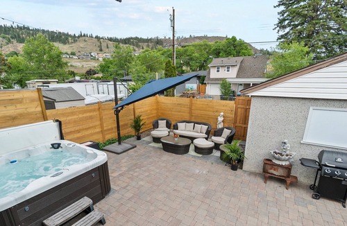 North End House | Sleeps 8, Hot tub, Large Patio & Deck Down town - 2 Bedroom 1 Bathroom