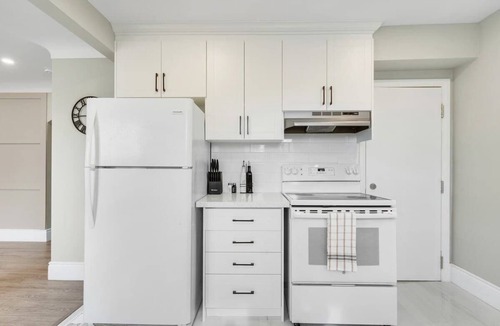 Niagara Falls House | Sleeps 8 Spacious 4BR Retreat Near Falls