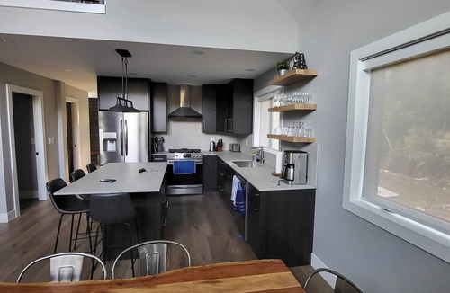 Hemlock Valley Ski Chalet | Slope Side Retreat with 5 BR, Hot Tub and Amazing Views