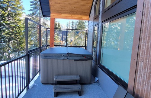 Hemlock Valley Ski Chalet | Slope Side Retreat with 5 BR, Hot Tub and Amazing Views