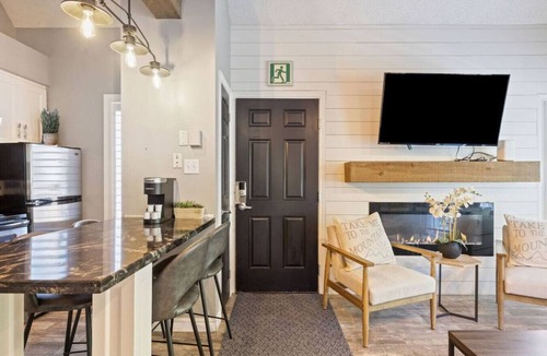 Craigleith Condo | Slopeside at 209 with Hot Tub + Mountain Views