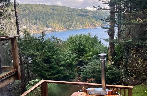 Halfmoon Bay Cottage | #Slowtravel+Wellness~woodfired hot tub, cold plunge, sauna, forestbathing, beach