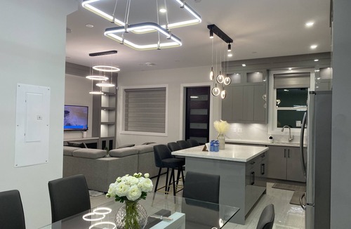 Hastings House | Smart 5-Bed Home with A/C, Fireplace, Garage & Backyard Near Downtown