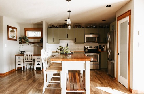 Metchosin Cabin | Smoky Mountain Retreat-The Forest Cabin. Pet Friendly!