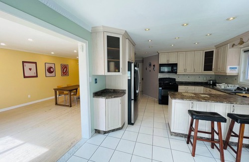 Thornhill House | Snoopy-Themed Private Ensuite with LivingRoom