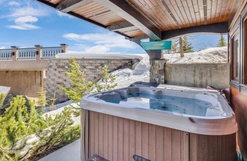 Big White Ski Resort Ski Chalet | Snow Therapy Chalet - Ski In Out, Hot Tub & Mtn View