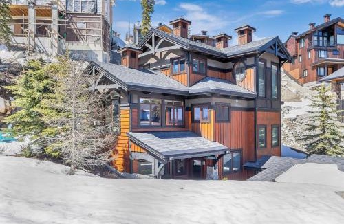 Big White Ski Resort Ski Chalet | Snow Therapy Chalet - Ski In Out, Hot Tub & Mtn View