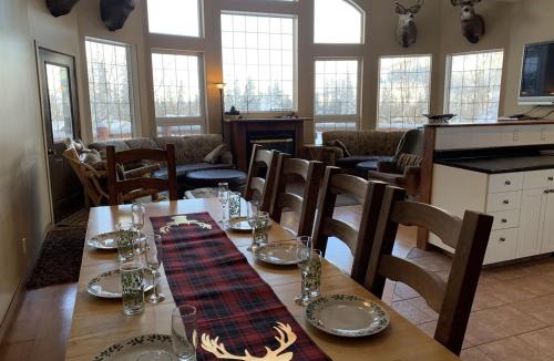 East Kootenay Ski Chalet | Snowed Inn Chalet by Fernie Central Reservations Right on the Slopes