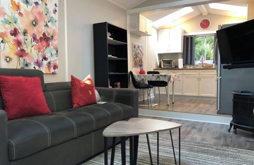 Bowen Island Cottage | Snug Cove-Bowen Island-Super Comfy Cottage steps from ferry, shops, restaurants.