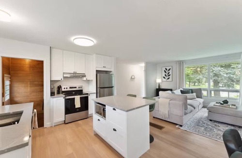 Ottawa Division House | Sophisticated & Warm 4BD | Near Intl Airport