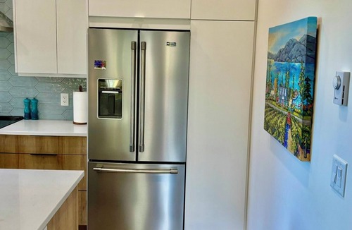 South Central House | South Pandosy Bungalow Close to Kelowna General Hospital