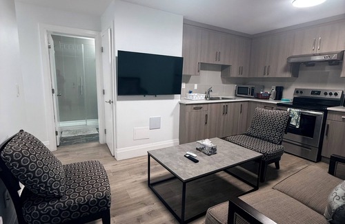 Surrey House | South Surrey 2 bed cozy Legal suite, minutes from shopping, hwy, border & beach