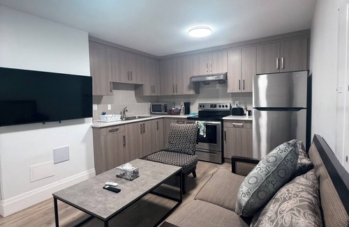 Surrey House | South Surrey 2 bed cozy Legal suite, minutes from shopping, hwy, border & beach