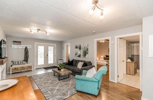 Collingwood House | South Wind - Modern Condo in Collingwood - Sleep 5