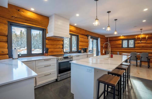 St-Adolphe-d'Howard Ski Chalet | Spa & Pool table | Le Massif