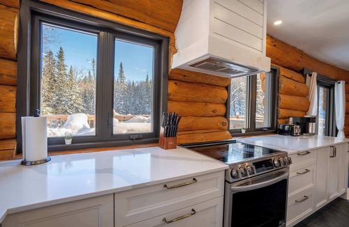 St-Adolphe-d'Howard Ski Chalet | Spa & Pool table | Le Massif