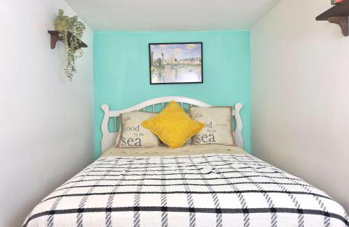 Port Colborne House | Spacious 1 BD + 1 Den near Marina and Canal
