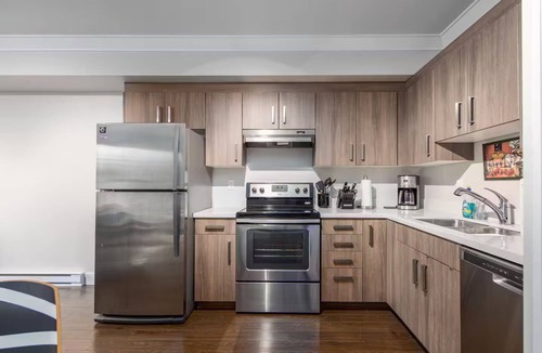 Grand Boulevard House | Spacious 2 BDRM Suite-steps to park and transit!