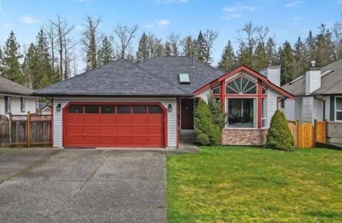 Maple Ridge House | Spacious 2 bedroom suite in quiet neighborhood