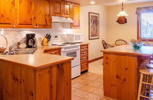 Sun Peaks House | Spacious 2 bedroom townhouse with easy access to nearby runs and lift, short walk to village