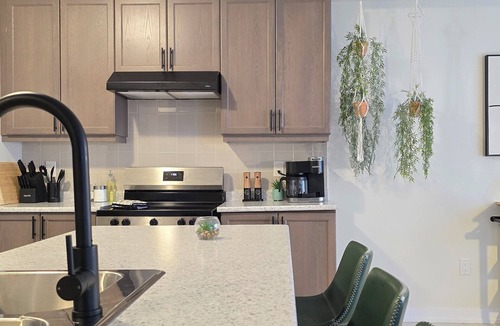 Thorold House | Spacious 2800 sqft home,18 mins to the falls & wineries. Perfect for families!