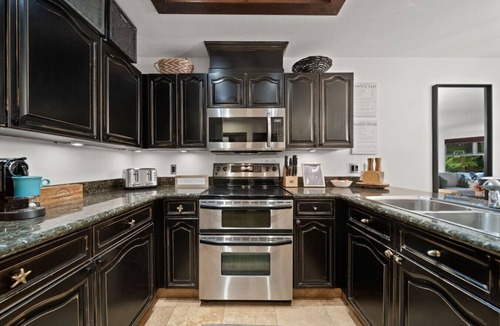 Blackcomb Villa | Spacious 2B/5 Min to Gondola,Free Pk,Wood Fire plc