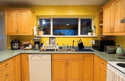 Guildford House | Spacious 2BR by the Park Large Backyard Ideal for Families & Long Stays
