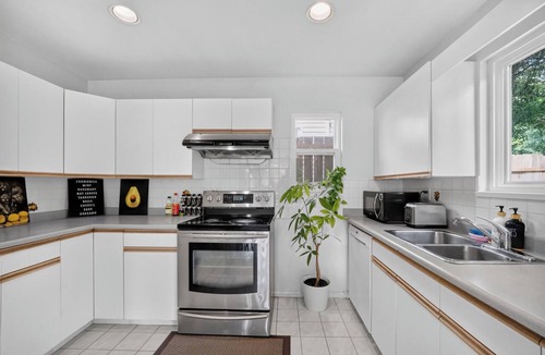 Killarney House | Spacious 2BR Ground-Level Suite Near Kingsway Central Park & Metrotown 🌿