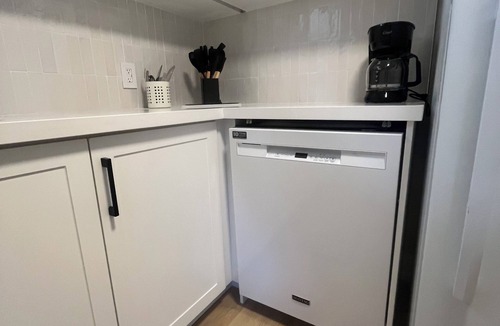 The Queensway Apartment | Spacious 2BR Toronto Suite/Parking+Laundry/Extended Stays/Near GO+ Downtown