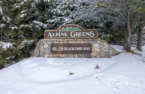Blackcomb House | Spacious 3.5BR Retreat | Golf Course Views | Walk to Lakes & Trails | Managed By Aloha Whistler