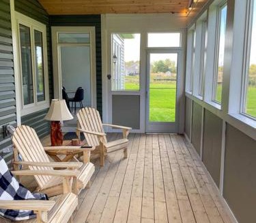 Bracebridge House | Spacious 3 Bdrm Retreat, Muskoka Room & Fireplace