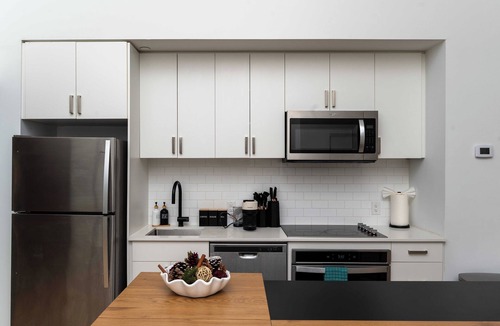 Scarborough Condo | Spacious 3-bedroom condo apartment in awesome Toronto with AC