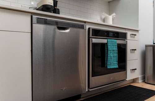 Scarborough Condo | Spacious 3-bedroom condo apartment in awesome Toronto with AC