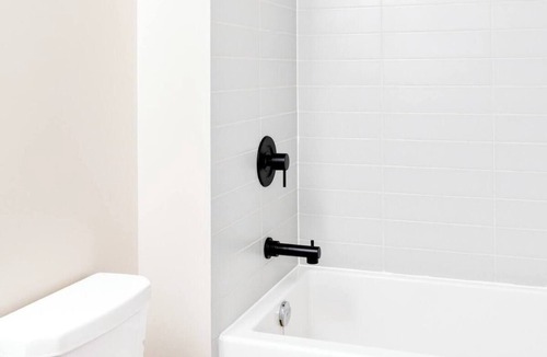 Harwood Hotel | Spacious 3-Bedroom Suite in Toronto with Air Conditioning and Full Kitchen