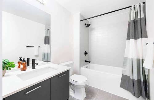 Harwood Hotel | Spacious 3-Bedroom Suite in Toronto with Air Conditioning and Full Kitchen