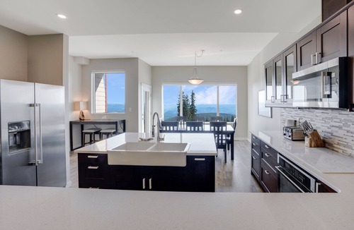 Silver Star Mountain Hotel | Spacious 3-Bedroom Townhome w/Hot Tub, Ski-In/Ski-Out & Stunning Views