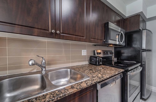 Fort York Condo | Spacious 3bed/2 bath Downtown Toronto condo + Free Parking, min to CN tower