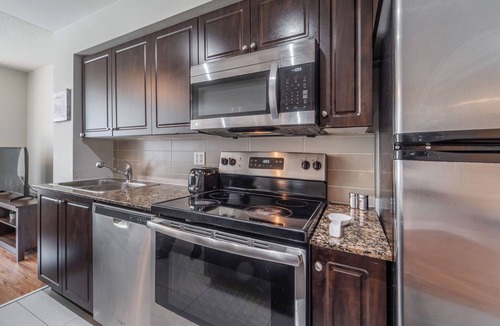 Fort York Condo | Spacious 3bed/2 bath Downtown Toronto condo + Free Parking, min to CN tower