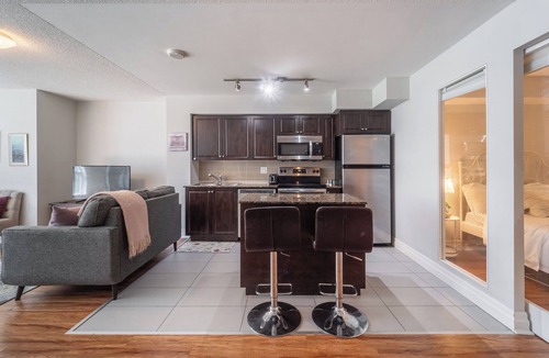 Fort York Condo | Spacious 3bed/2 bath Downtown Toronto condo + Free Parking, min to CN tower