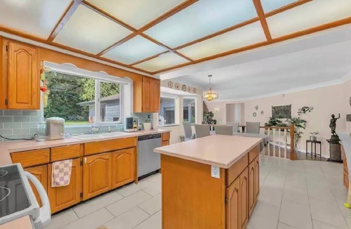 Surrey House | Spacious 3BR Near White Rock & Morgan Creek