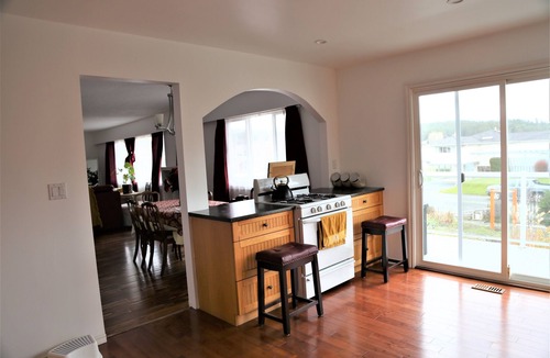 Colwood House | Spacious 4-Bedroom Home near Lagoon, Beach & Hatley Castle