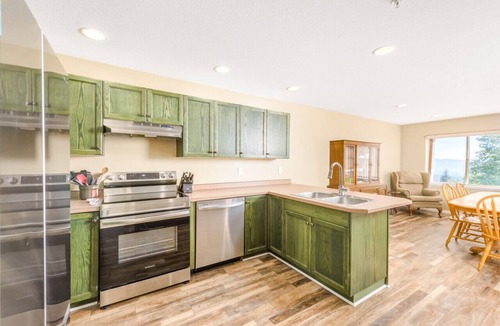 Snow Pine Estates Villa | Spacious 4-Bedroom – Sleeps 12 & Private Hot Tub