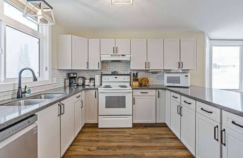 Silver Star Mountain Hotel | Spacious 4-Level Suite - Ski in/out w/Hot Tub & Fireplace for 17