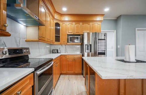 Surrey Newton House | Spacious 5 bed 4 bath in Delta/Surrey centrally located close to mall,restaurant
